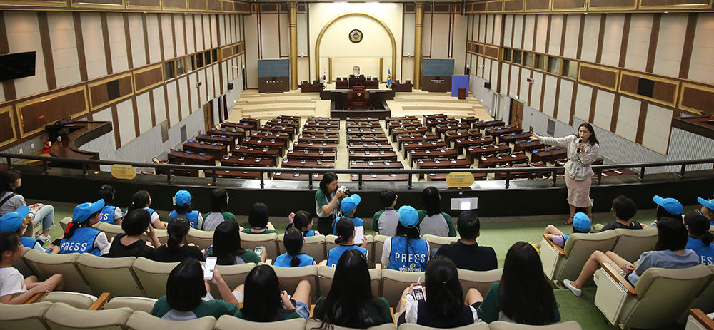 17일 오후 경기도 학생 기자단이 도의회의 기능과 역할을 체험하기 위해 본회의장 등을 견학했다.