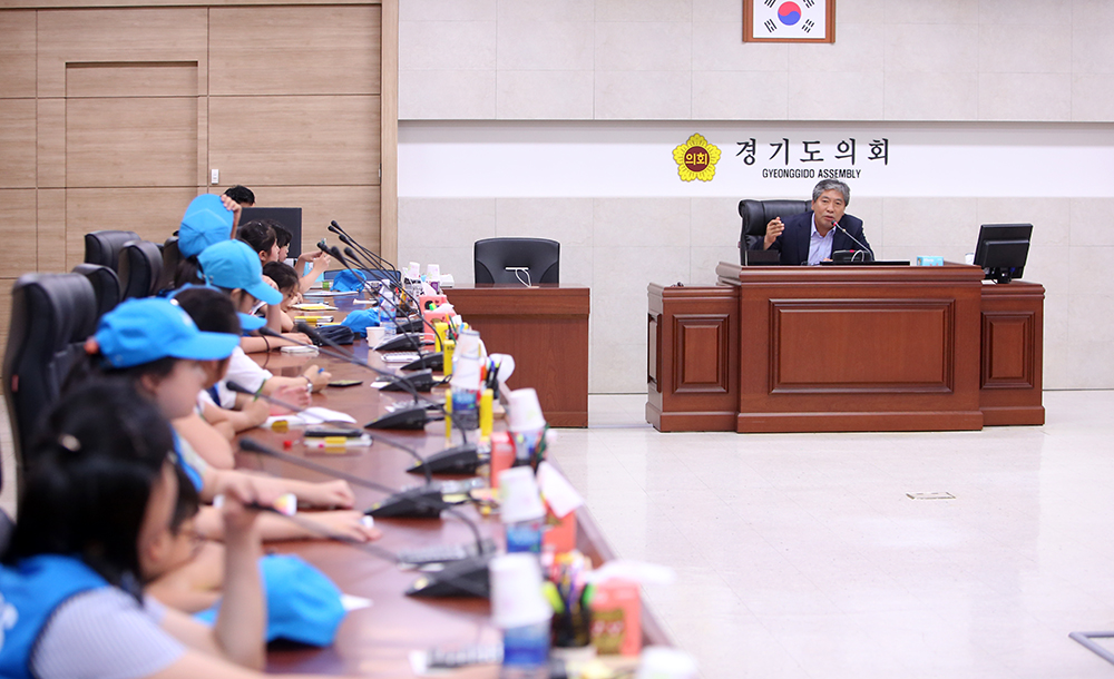 경기도 학생 기자단이 경기도의회를 찾아 송한준 의장과 함께 인터뷰를 진행하고 있다.