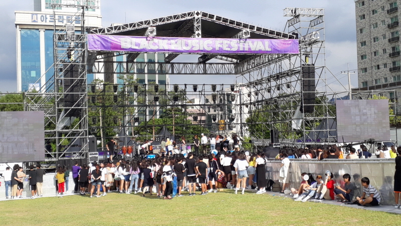 25일 BMF 스테이지의 모습. 아직 메인 공연이 시작되기 전인데도 관객들이 많이 모여 있다.