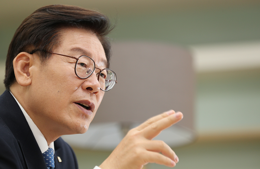 이재명 경기도지사가 9월부터 계약금액 10억원 이상 공공건설공사 원가 공개 방침을 밝힌 가운데 경기도시공사가 첫 번째 건설원가 공개에 나섰다.