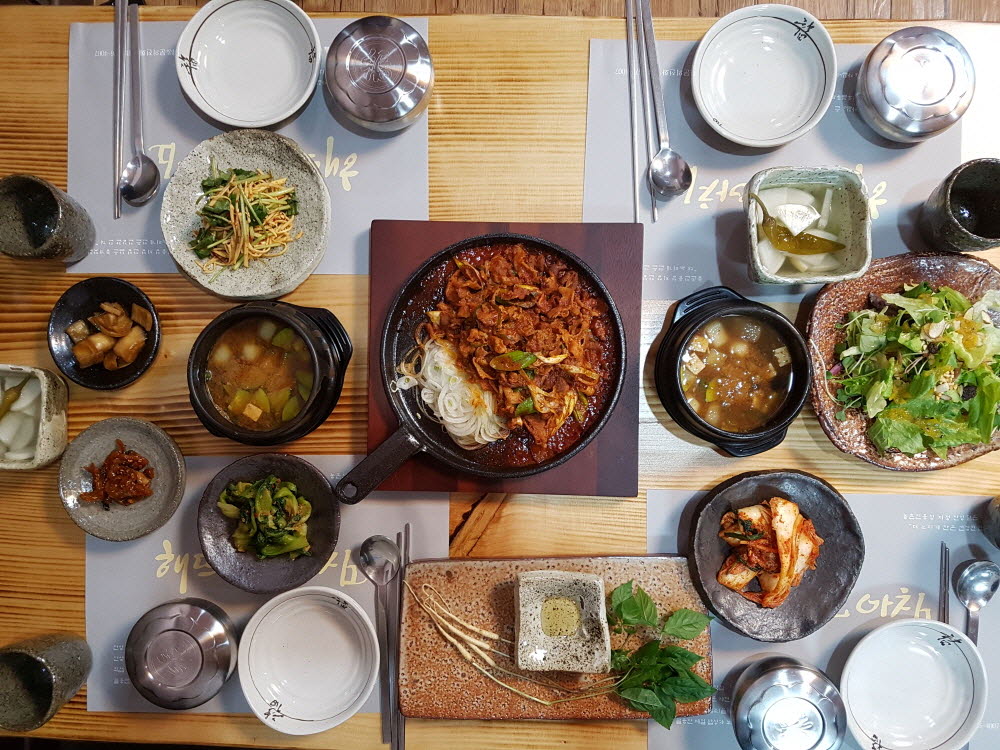안성 ‘해뜨는 아침’의 시래기 돼지고기 매운찜.