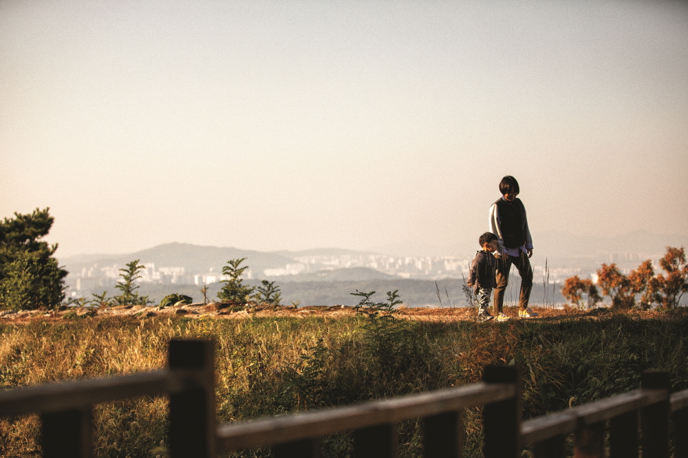 독산성 성곽에 걸친 보적사에 오르면 우선 탁 트인 전망이 압권이다.