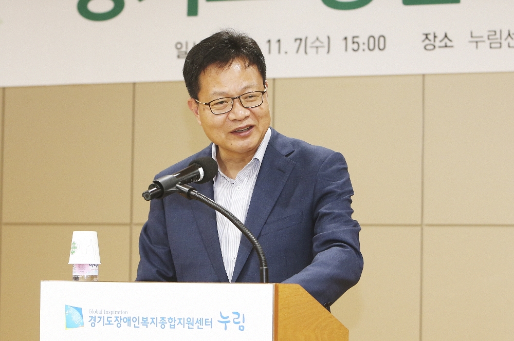이날 신낭현 도 보건복지국장은 인사말에서 “경기도에서도 그동안 상대적으로 청년에 대해 소홀했던 부분이 있었는데, 지난 10월 1일부터 청년복지정책과가 생겨 체계적으로 (청년복지정책을) 시작했다”면서 “청년배당 등 여러 가지 청년(복지)사업이 추진될 예정이다. 앞으로 이런 자리에서 나온 다양한 의견들을 도정 시책에 반영하도록 노력하겠다”고 말했다.