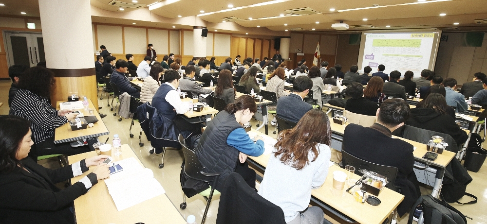 이날 마지막으로 참가자들은 주제 발표와 패널토론을 통해 제시된 방안들에 대한 다양한 질문을 던지며, 실제 청년들에게 도움이 될 수 있는 복지정책에 대해 진지하게 고민해보는 시간을 가졌다.
