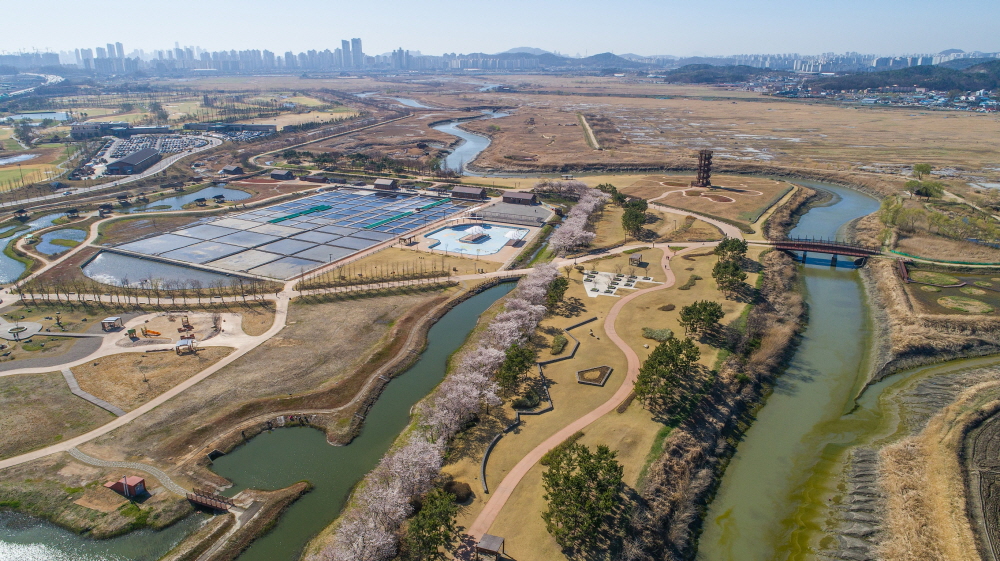 경기도가 2022년까지 총 90억5,000만 원을 투입해 모두가 문턱 없이 편리한 여행을 즐길 수 있도록 관광환경을 조성한다. 사진은 무장애 환경개선을 추진 중인 시흥 갯골생태공원의 모습.