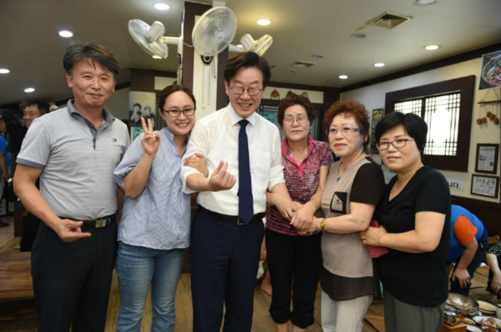 이재명 지사가 지난해 8월 청원경찰 환경미화원과 기념촬영을 하고 있다.