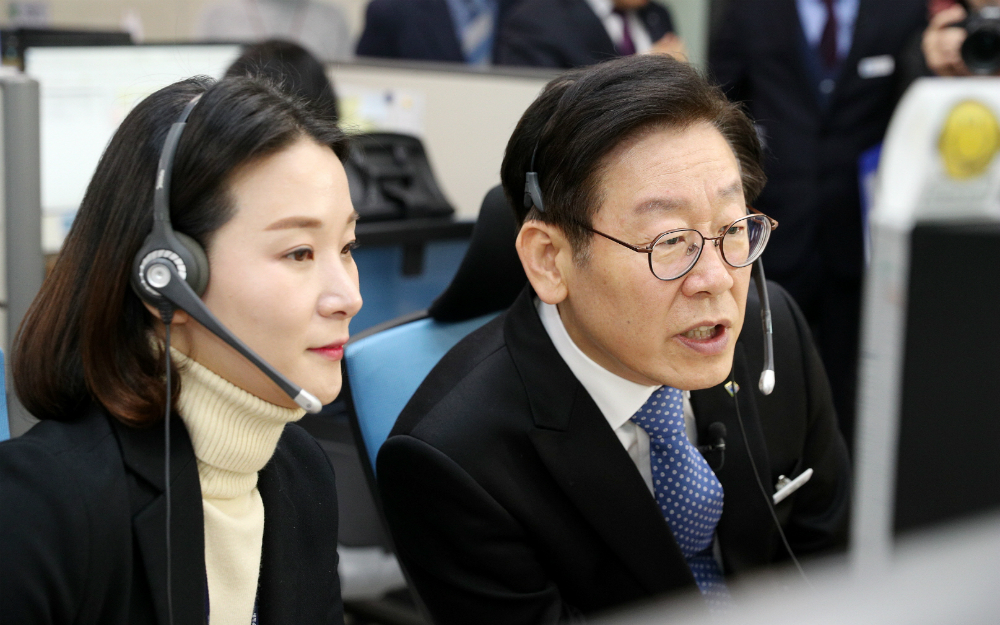 지난 1월 일일상담사 체험에 나선 이재명 지사.