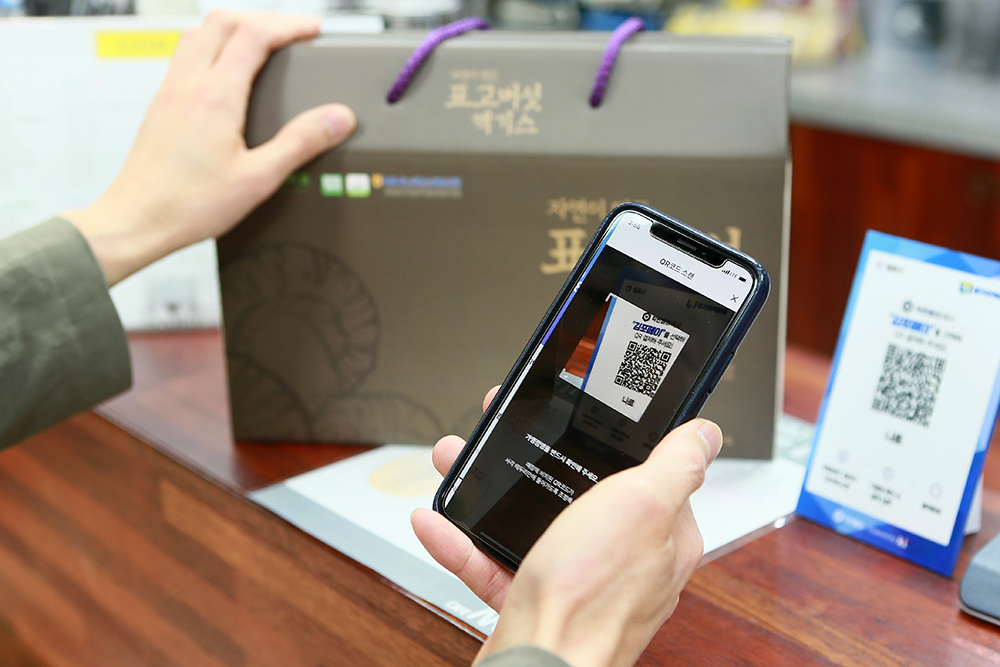 전국 최초로 모바일과 카드를 모두 이용할 수 있는 김포페이는 간편한 결제, 신속한 충전, 편리한 조회 등 사용 편의성이 강점이다.