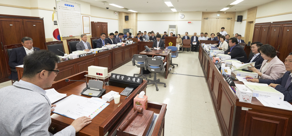 경기도의회 건설교통위원회가 20일 제335회 임시회 상임위원회 회의를 진행하고 있다.