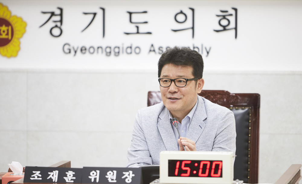 조재훈 경기도의회 건설교통위원회 위원장이 질문하고 있다.