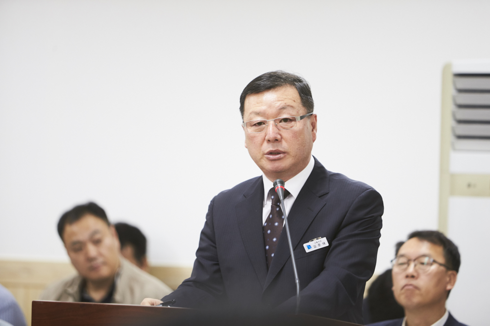 김준태 경기도 교통국장이 도의원의 질문에 답변하고 있다.