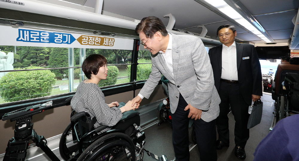 이재명 경기도지사가 경기여행 누림버스 이용자와 인사를 나누고 있다.