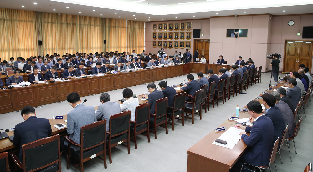 이 지사는 “엄청난 저항이 있겠지만, 저항을 뚫고 해보자”며 “지금부터 빨리 시작해서 내년 여름 경기도 계곡은 깨끗하더라는 이야기가 나올 수 있도록 해달라”고 강조했다.