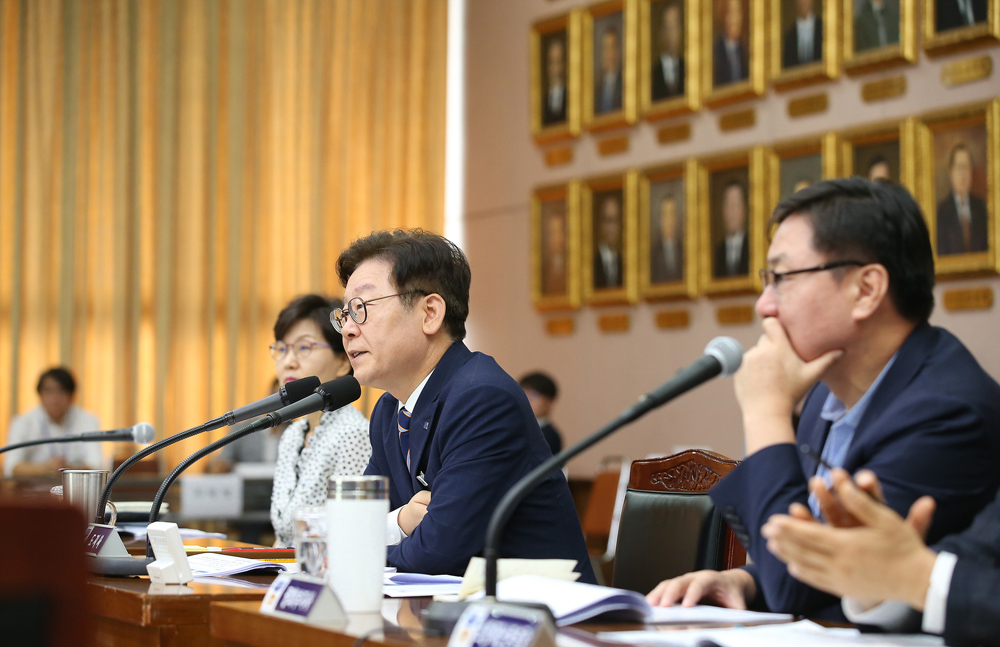 이재명 경기도지사는 12일 오전 수원 경기도청 열린 확대간부회의에서 여름 휴가철마다 도내 계곡 곳곳에서 기승을 부리고 있는 ‘하천불법점유 영업행위’에 대한 엄중 대처를 특별 지시했다.