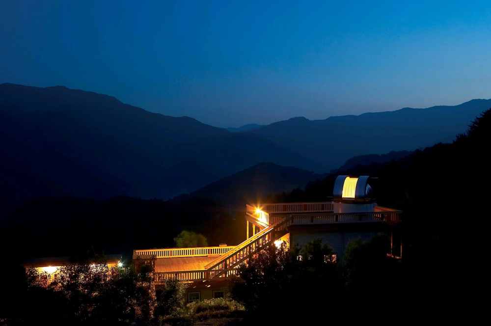 경기도에서 두 번째로 높은 명지산(높이 1,252m) 자락에 위치한 ‘가평 자연과별천문대’는 청정한 자연환경 속에서 별을 관측하기에 딱 좋은 곳이다.