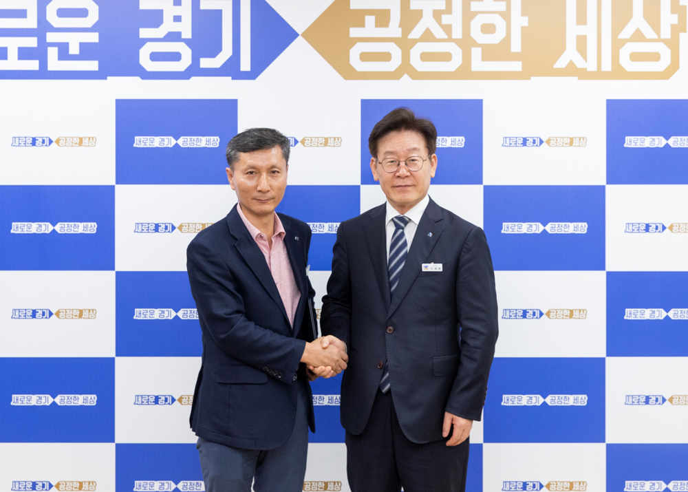 방기홍 초대 경기도시장상권진흥원 이사장은 1963년 충남 청주 출생으로 지난 1990년부터 충남 천안시에서 문구점을 운영해 온 자영업자 출신이다.