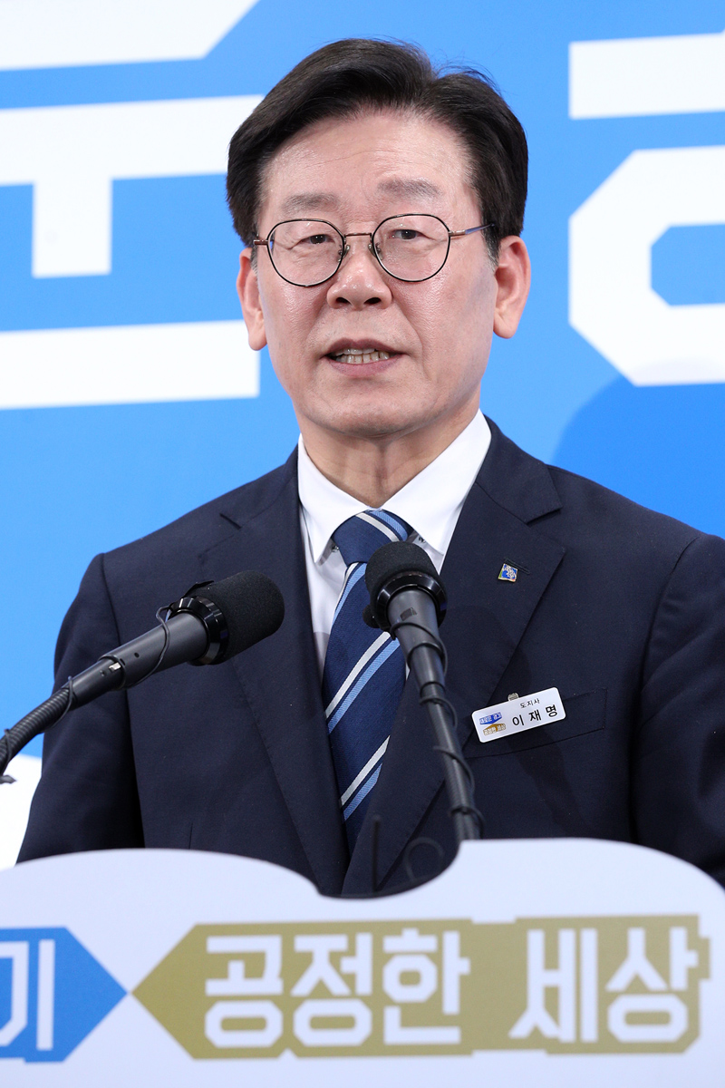 이재명 경기도지사가 4일 경기도청에서 기자회견을 열고 ‘2020년 본예산 편성안’을 발표했다. 2020년 예산안은 올해 24조3,731억원보다 2조6,588억원 (10.9%) 증가한 27조319억원으로 편성됐다.