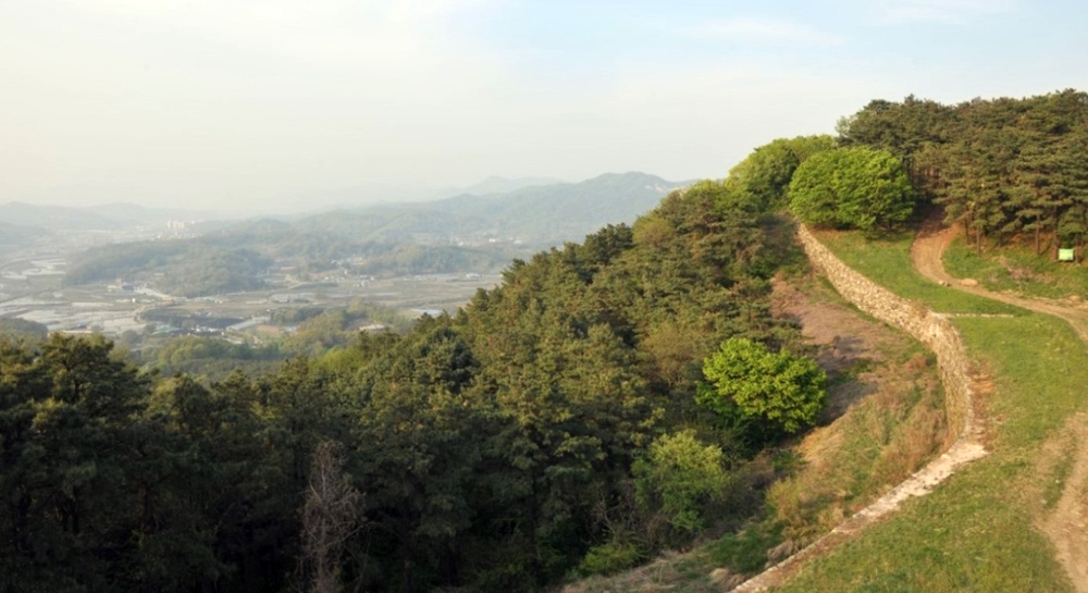 반월산성은 청성산 정상부 일대에 축조된 테뫼식 산성으로, 포천 내에서는 가장 규모가 큰 삼국시대 산성이다.