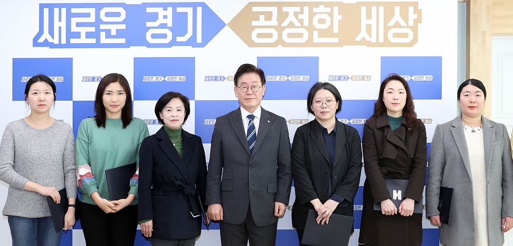 이재명 경기도지사는 29일 수원 경기도청 도지사 집무실에서 이희영 경기도 감염병관리지원단장을 포함한 감염병 분야 전문가 6명을 민간 역학조사관으로 임명하고 임명장을 수여했다.