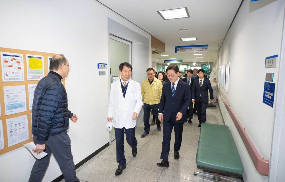 지난 23일 이재명 경기도지사가 신종 코로나바이러스 감염증 선별진료병원으로 지정된 경기도의료원 수원병원을 찾아 음압격리 병실 등 시설을 둘러보고 있다.