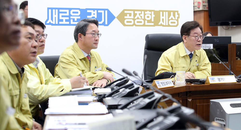 30일 오전 경기도청 재난상황실에서 열린 신종 코로나바이러스 감염증 대책 종합점검회의(영상회의)에서 이재명 경기도지사가 발언을 하고 있다.