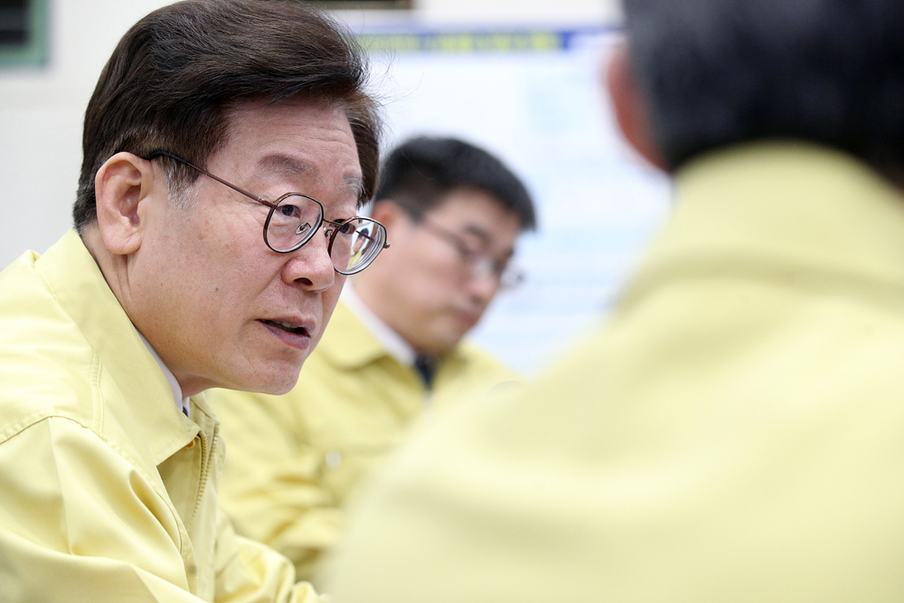 이재명 경기도지사가 마스크 매점매석 업체 형사고발을 검토하고 정부에 최고가격 지정을 건의하는 등 신종 코로나바이러스 감염증 관련 부당행위에 대해 경기도 차원의 초강경 대응을 실시한다. 자료사진.