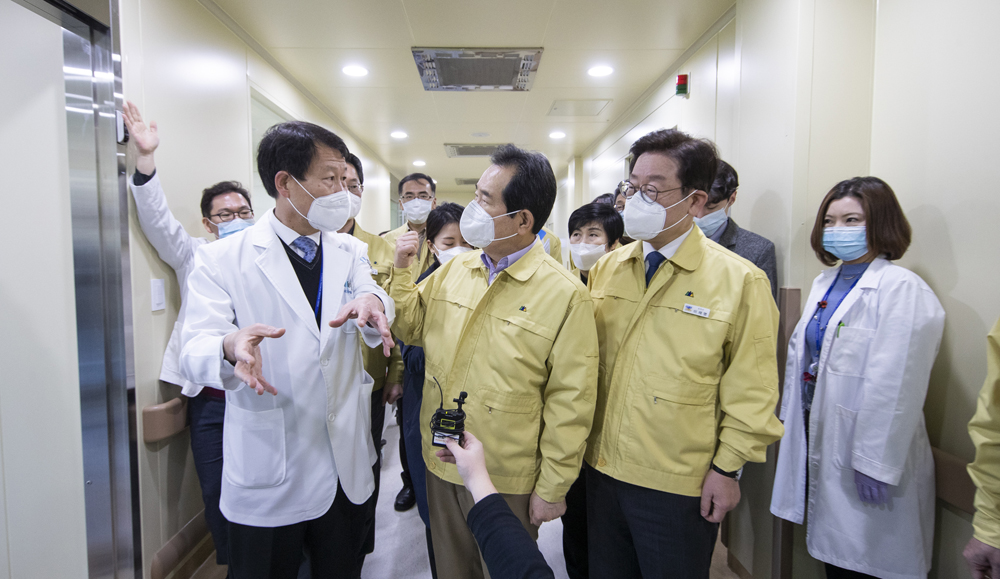 지난 8일 정세균 국무총리와 이재명 경기도지사가 신종 코로나바이러스 감염증 대응과 관련해 경기도의료원 수원병원의 음압격리병동을 살펴보고 있다.