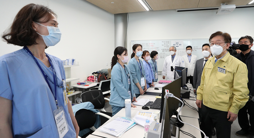 이재명 지사는 “의료시설이 부족할 것으로 예상돼 생활치료센터를 불가피하게 개설했다. 병원을 대체하는 것이 아니라 가정을 대체하는 좋은 생활환경을 제공해 (입소자들이) 편안하게 치료받고 복귀할 수 있도록 최선을 다하겠다”고 말했다.