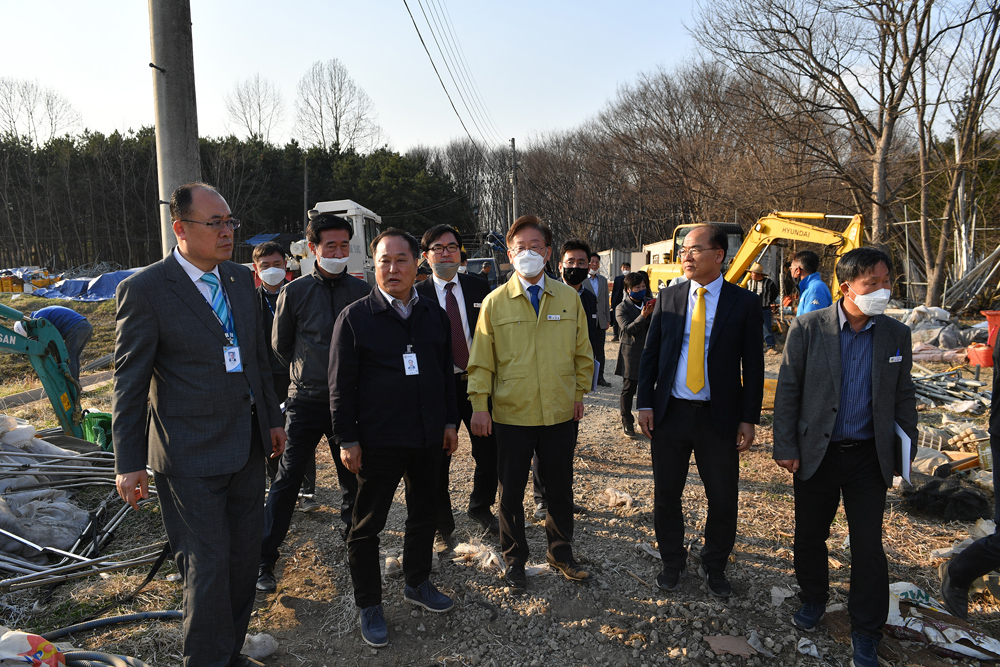 지난 24일 이재명 경기도지사가 하천·계곡 불법시설물 철거작업이 진행 중인 양평군 거북섬 현장을 점검하고 있다.