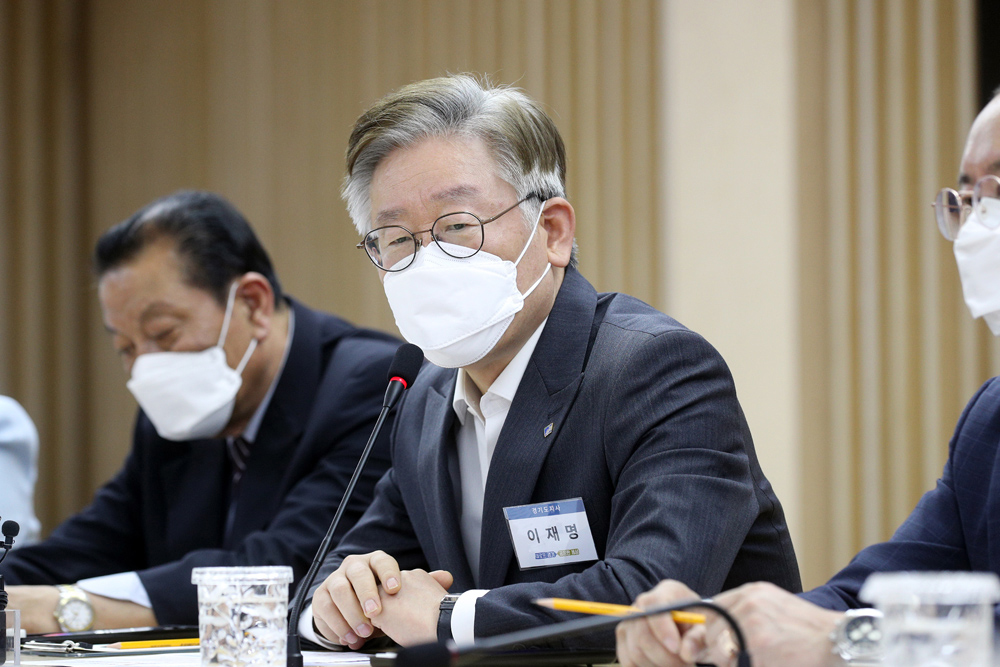 이재명 경기도지사가 7일 경기도청 상황실에서 열린 ‘경기지역화폐 차별거래 관련 자영업자 간담회’에서 “차별거래 행위는 공동체의 이익을 훼손하는 반사회적 행위”라며 세무조사 등 강력한 조치를 취하겠다는 뜻을 밝혔다.