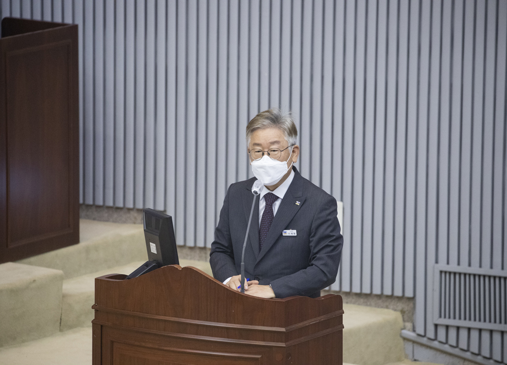 최근 무단 대북전단 살포로 도민의 안전이 위협받고 있는 가운데, 이재명 경기도지사가 지난 22일 파주에서 대북전단을 살포했다고 주장하는 단체에 대한 긴급 수사를 지시했다. 사진은 지난 22일 경기도의회 도정질의 답변을 하는 이재명 지사의 모습.