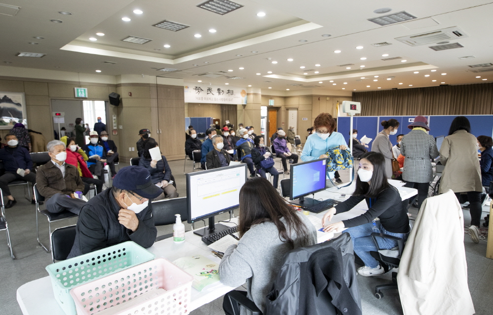 경기도는 소득과 나이에 상관없이 1인당 10만 원씩 모든 도민에게 경기도 재난기본소득을 지급했다.