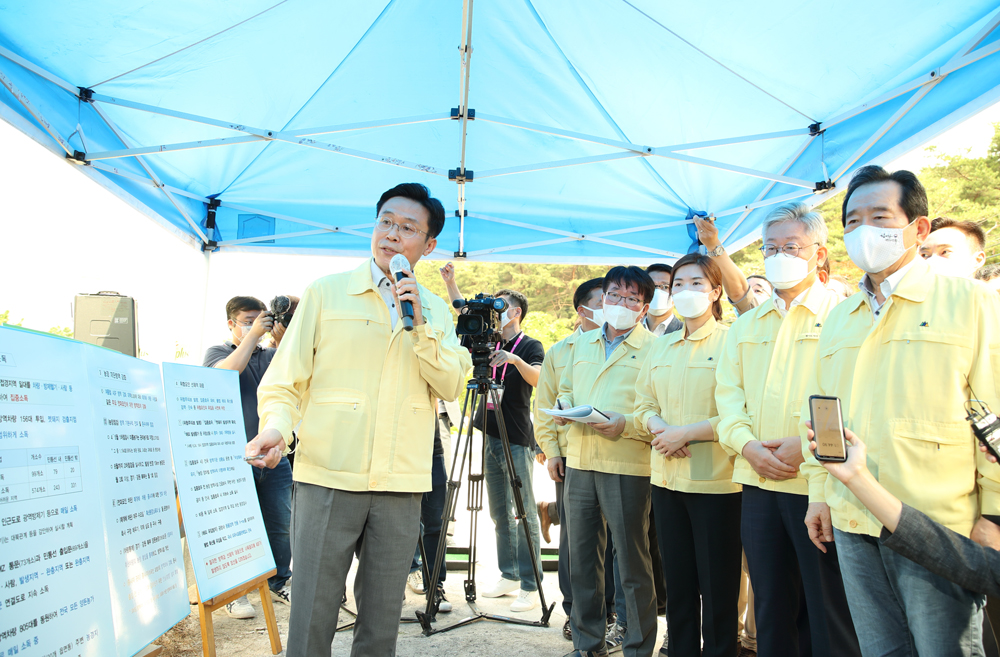 이 지사는 “전 세계적으로 돼지열병이 발생했는데 해당 발생 지역을 벗어나지 않은 사례는 대한민국이 거의 유일하다”며 “돼지열병 방역 성과는 일선 공무원의 초인적 노력의 결과”라고 말했다.