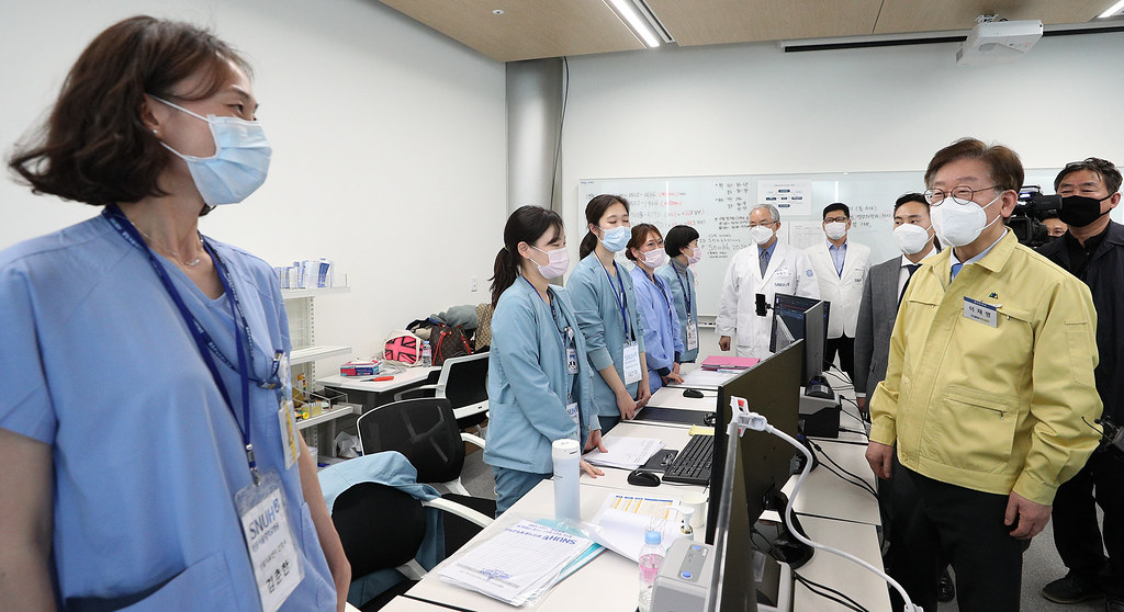 이재명 지사는 지난 3월 용인 소재 한화생명 라이프파크에 마련된 경기도 제1호 생활치료센터를 둘러보며 근무자들을 격려했다