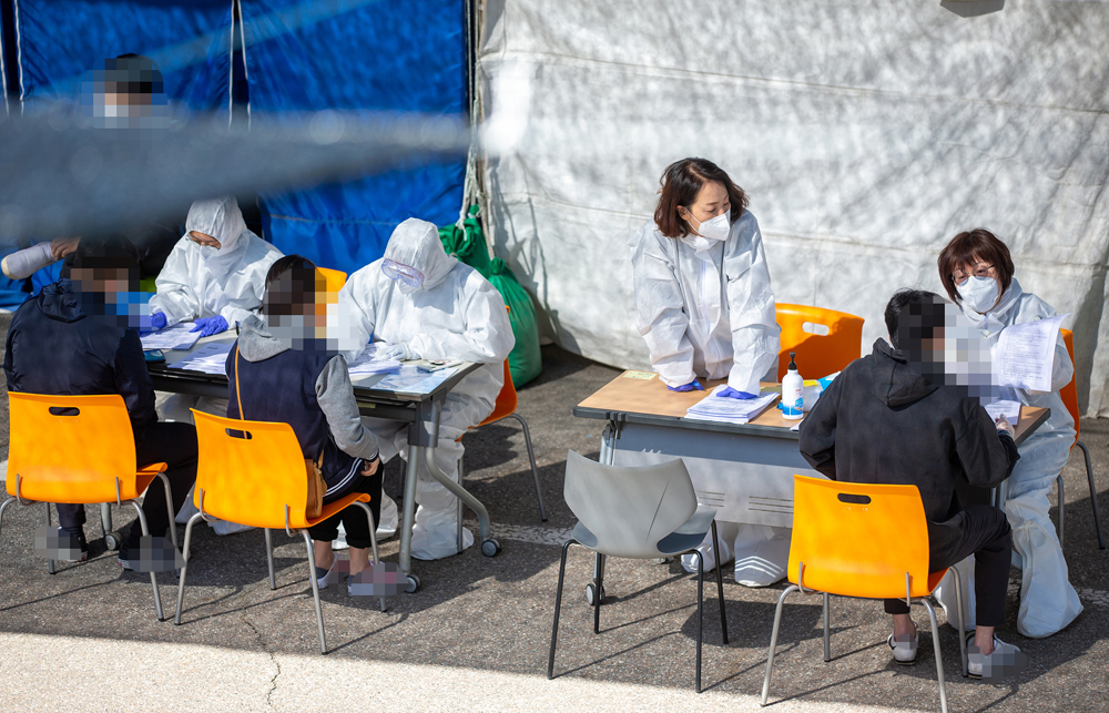 경기도는 도 공공보건의료지원단과 서울대학교 보건대학원 유명순 교수팀이 지난 7월 21일부터 29일까지 29일까지 의료·현장대응팀 621명을 대상으로 코로나19에 대한 2차 위험인식조사를 진행한 결과 현장에서 일하는 의료진과 현장대응팀이 업무환경과 관련해 69.7%가 울분을 느꼈다는 조사 결과가 나왔다고 밝혔다.