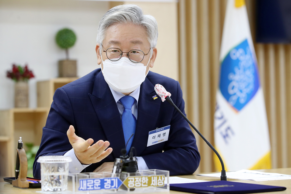 이재명 경기도지사가 코로나19 2차 대유행과 이에 따른 경제위기 극복을 위해 국민 1인당 30만 원의 2차 재난지원금을 지원해 달라고 정부에 공식 건의했다. 자료사진.