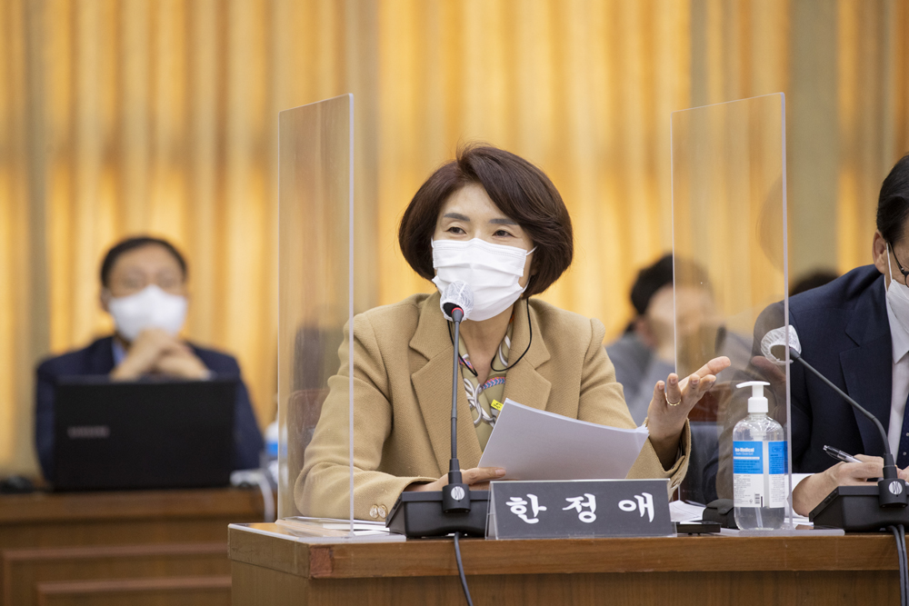 한정애 의원(더민주·서울 강서구병)이 아동학대 대응체계 개편과 관련한 경기도의 대응에 질의하고 있다.