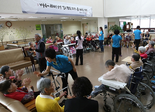 경기도가 장기요양기관 종사자의 처우 개선과 역량 강화를 위한 ‘장기요양요원지원센터’를 설치한다. 자료사진.