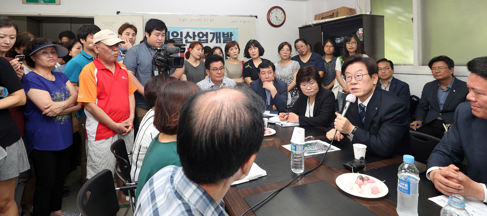 안양 연현마을은 아스콘 공장을 운영하는 제일산업개발㈜ 인근에 아파트 입주가 시작된 지난 2002년부터 갈등이 시작됐다. 이재명 지사는 취임 첫 행보로 이곳을 방문, 중재자로서의 역할을 수행해 시민공원 조성이라는 성과를 이뤄냈다. 지난 2018년 안양 연현마을에 방문한 이재명 지사의 모습.
