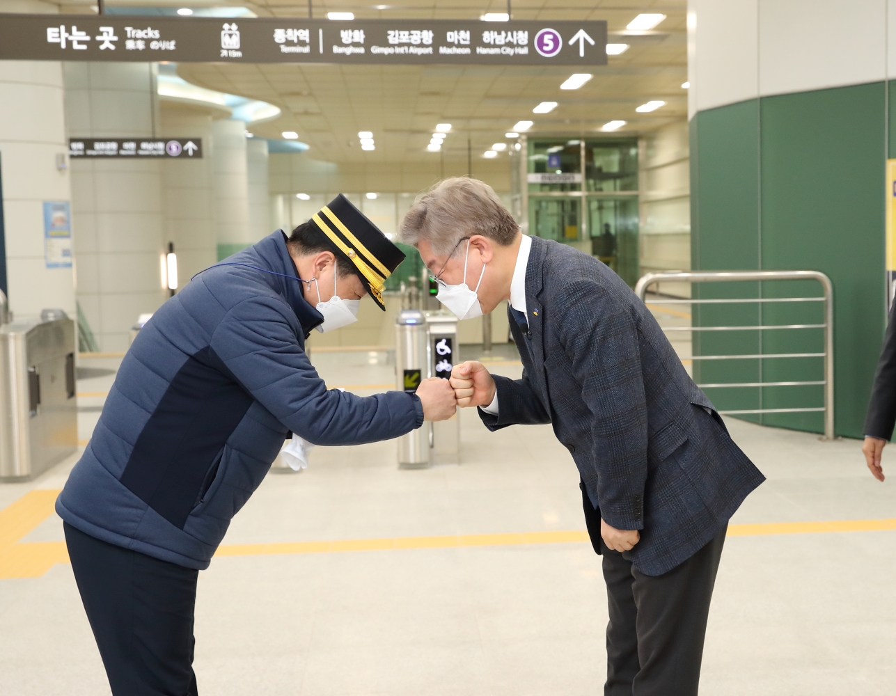 이재명 지사는 완전개통을 하루 앞둔 하남선을 시승해 역내 편의시설, 승차감 등을 면밀히 살폈다.