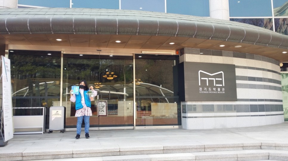 경기도박물관은 3월 문화가 있는 날을 맞아 관람객들에게 봄꽃 화분을 증정하는 이벤트를 진행했다.