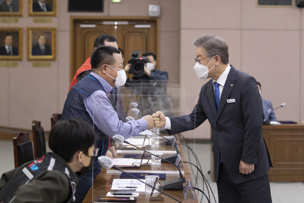 지난 4월 29일 오후 경기도청 신관4층 제1회의실에서 ‘경기도 플랫폼 배달산업 종사자 사회적 대화 협약식’이 열리고 있다.