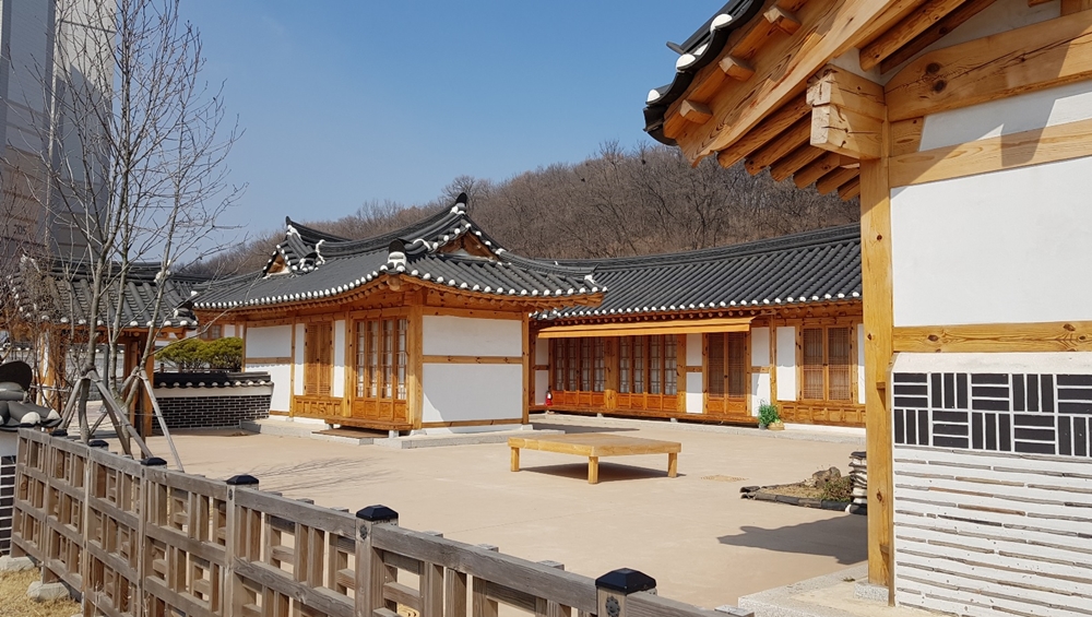 경기도가 우리의 전통 건축문화인 한옥을 보전하기 위해 한옥 보수비의 절반, 최대 300만 원을 지원하는 사업을 추진한다고 15일 밝혔다. 김포아트빌리지 자료사진.