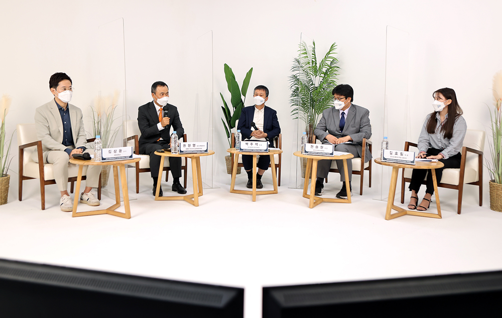 오후 세션으로 진행된 토론회는 마이데이터 코리아 허브 대표를 맡고 있는 박주석 경희대학교 교수를 좌장으로 ‘데이터 주권, 우리는 무엇을 해야 하나?’라는 주제로 진행됐다.