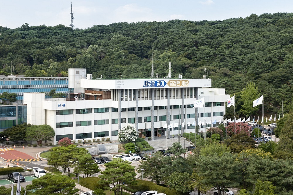 기존에 생활보조비를 지원받지 못했던 도내 6개월 이상 계속 거주하는 만 65세 이상의 민주화운동 관련자는 소득수준과 상관없이 올해 1월 3일부터 거주지 읍면동 주민센터에서 ‘민주화운동 명예수당’을 상시 신청할 수 있다.