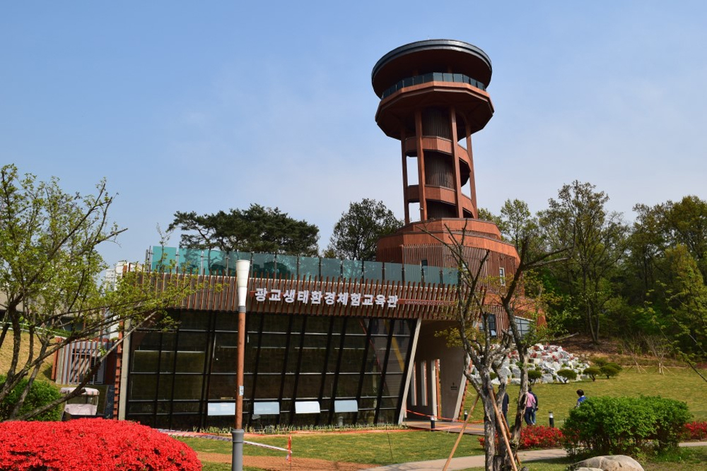 독일 프라이브르크시의 대표적인 상징물인 전망대도 광교호수공원에서 만나볼 수 있다.