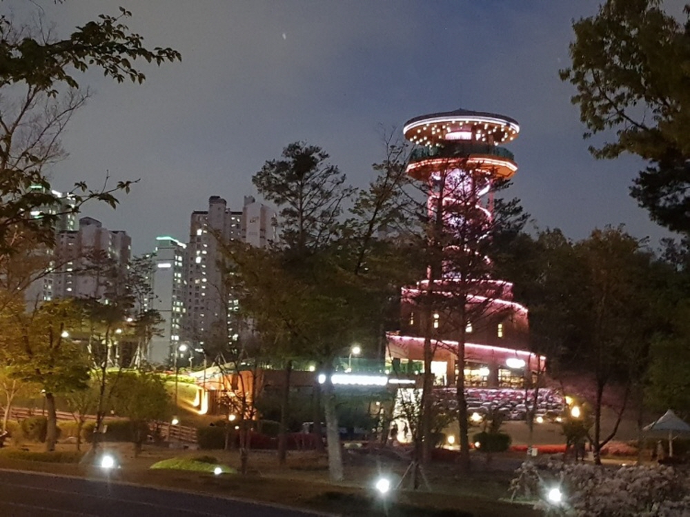 수원시와 독일의 프라이부르크시의 자매결연을 기념하기 위해 지어진 프라이부르크 전망대는 사시사철 멋진 광교호수 뷰를 보여준다.