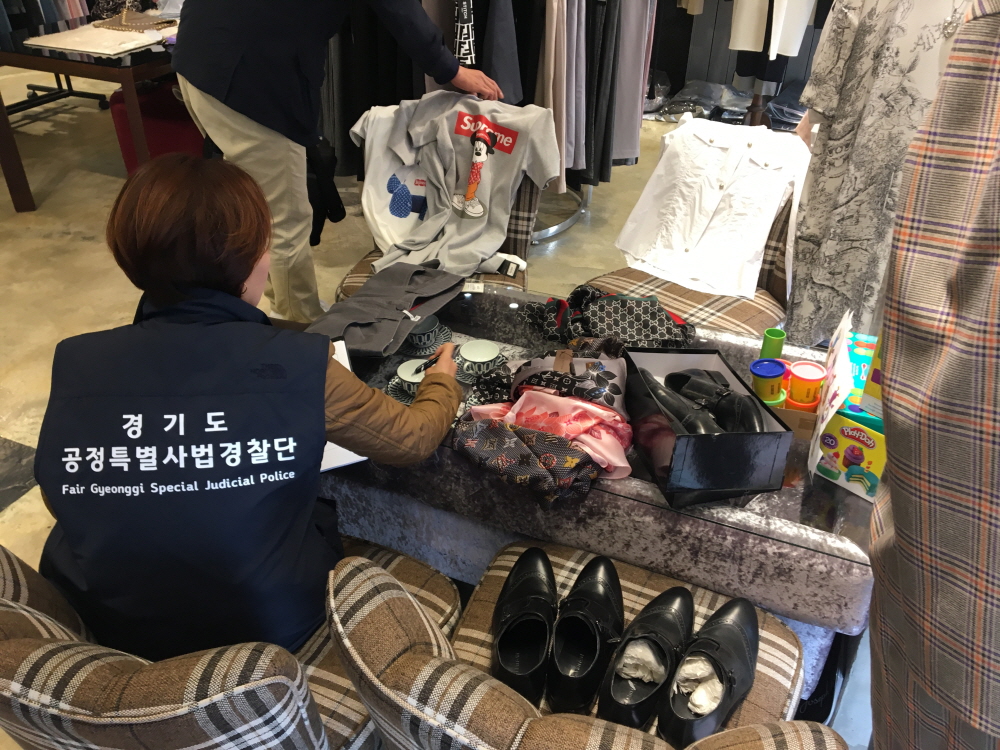 경기도 공정특별사법경찰단은 지난 5월 1일부터 6월 10일까지 40일간 해외에서 불법으로 밀수한 위조상품 등 이른바 ‘짝퉁’ 상품 유통·판매 행위에 대한 집중 수사를 진행했다.