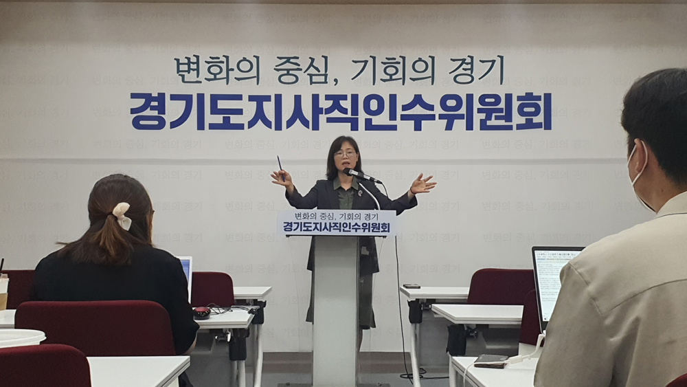 최은순 경기도지사직 인수위원회 기획재정분과 위원장이 27일 경기도인재개발원 미래관 1층 브리핑룸에서 김동연 경기도지사 ‘맞손 신고식’ 취임식 계획을 밝히고 있다.
