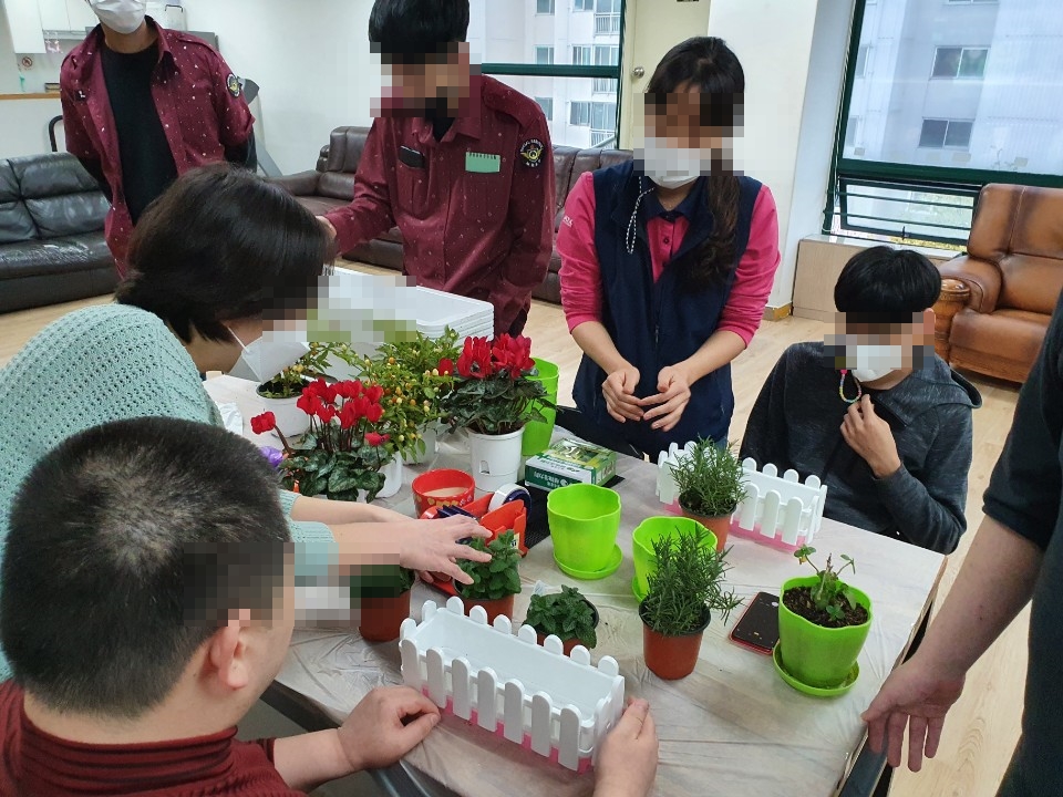 경기도는 ‘발달장애인 당사자 및 조력자 역량 강화’, ‘발달장애인 자조모임 간 네트워크 체계 구축’, ‘발달장애인 인식 개선’, ‘발달장애인 자조모임 성과보고회’ 등을 추진해 성과를 극대화할 방침이다.